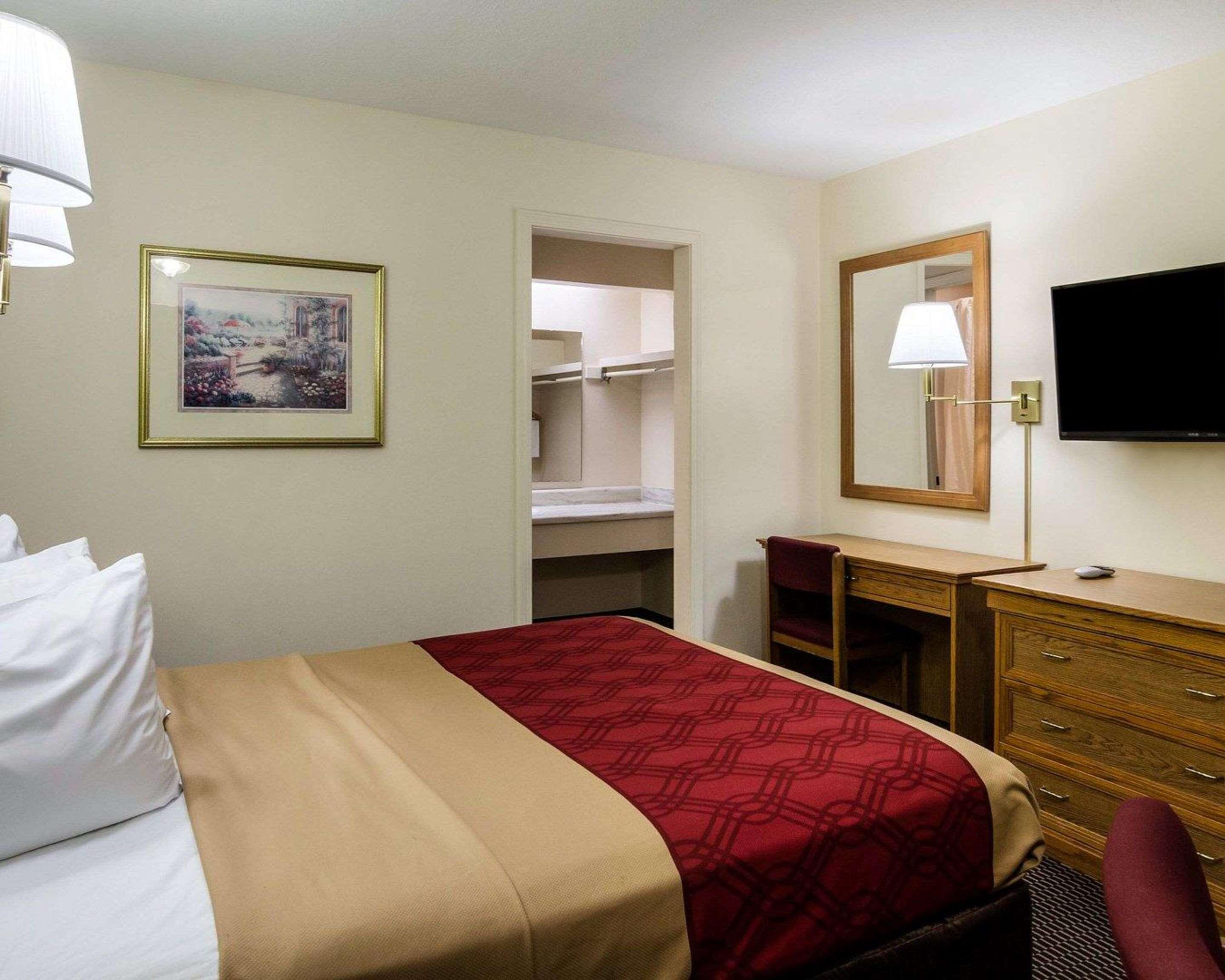 Econo Lodge University Лорънс Екстериор снимка